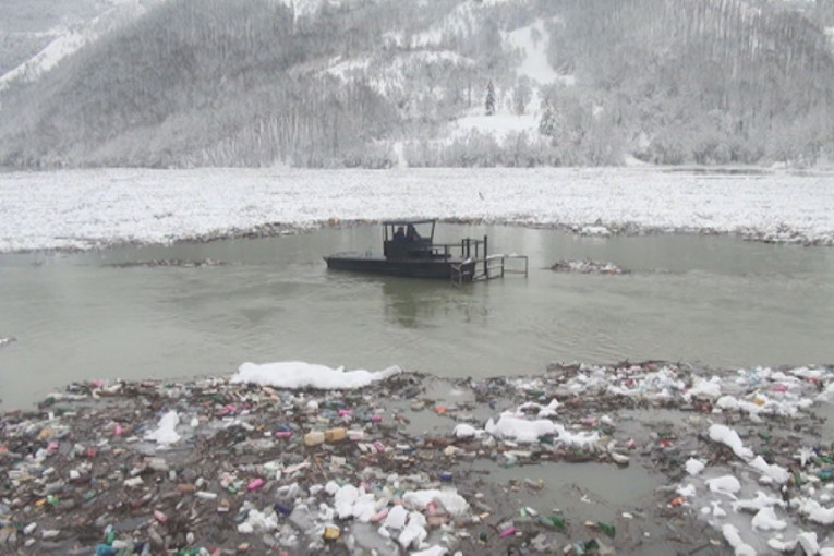 Dugoročno rešenje za tone plutajućeg otpada: Priboj na reci Lim gradi branu za prikupljanje smeća
