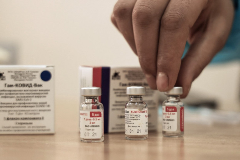 Lekari prevarili više od hiljadu ljudi: Prodavali lažne vakcine protiv koronavirusa