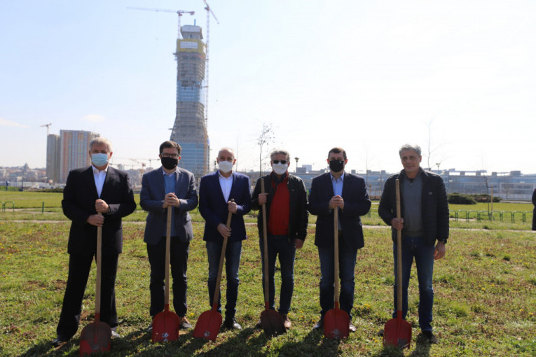 Završena prolećna akcija "Drvo za Beograd": Gradonačelnik zasadio 30 stabala sa ambasadorima četiri zemlje