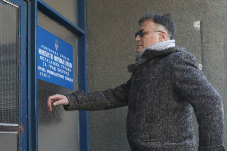 Evo prilike da kažem... Branislav Lečić ušao u zgradu MUP-a sa advokatom (VIDEO)