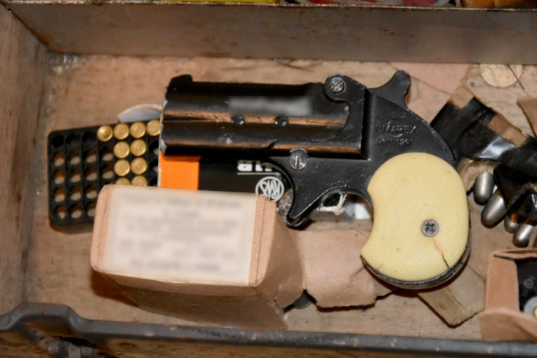 "Gnev" u Novom Sadu: U vikendici pronađeni pištolj i više od sedam kilograma droge (FOTO)