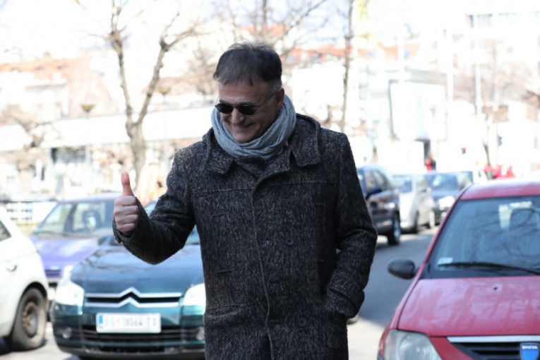 Izašao raspoložen! Branislav Lečić pred odlazak u policiju, za 24sedam poručio: Ovo je sve velika glupost!