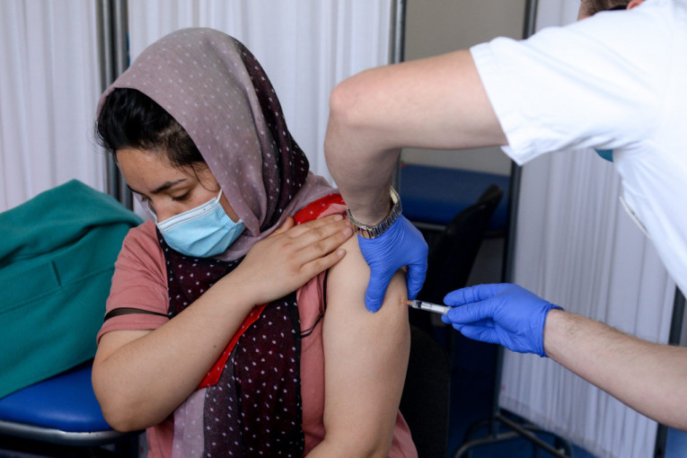 I migranti došli na red: Počela vakcinacija u prihvatnim centrima u Srbiji (FOTO)