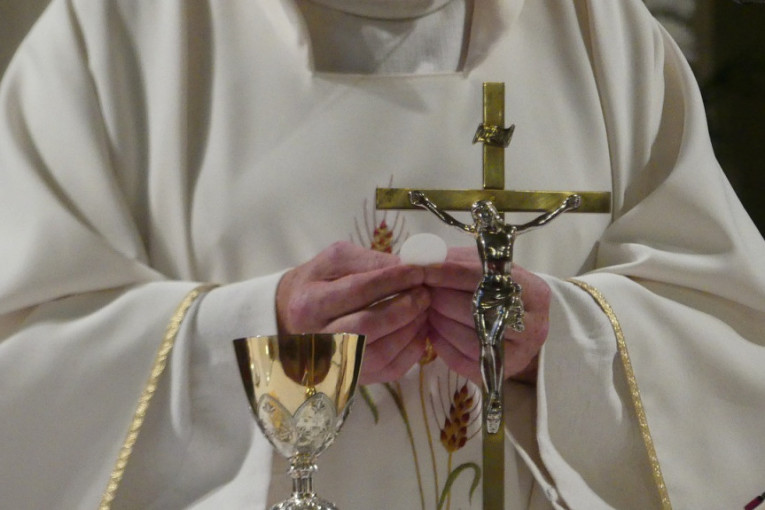 Katolička crkva se izvinila: Zlostavljane i bebe od devet meseci, žrtve silovane i mučene elektrošokovima