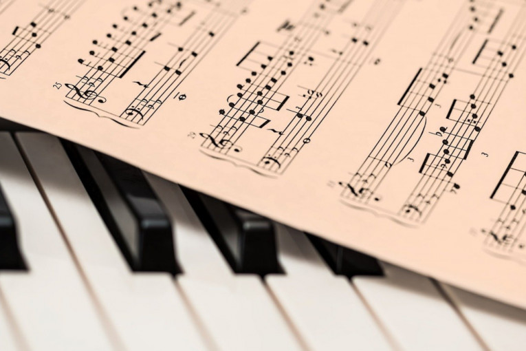 Dua Lipa umesto Mocarta: Oksford smatra klavir i note „rasističkim“ jer su nastale u Evropi