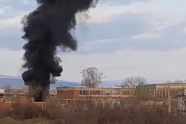 Leskovačko naselje prekrio gust dim, vatrogasci gase požar (VIDEO)