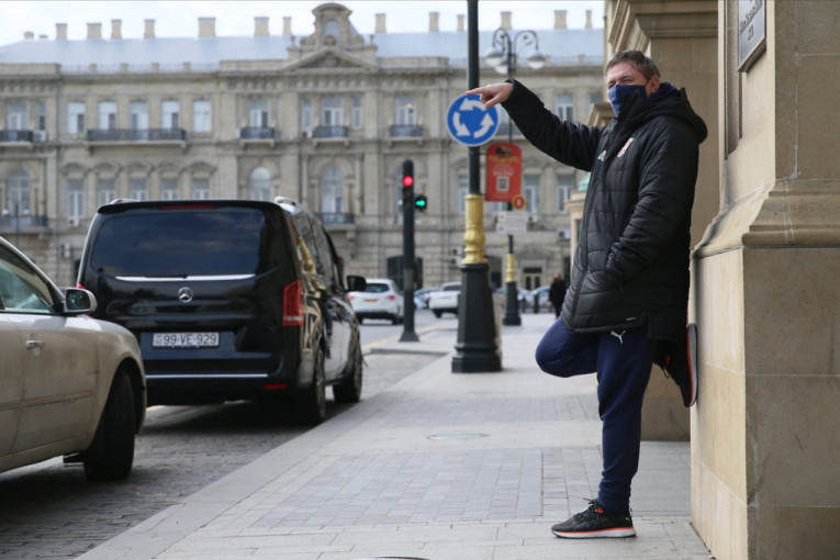 Piksi izveo "orlove" u šetnju u Bakuu i naleteo na starog znanca (FOTO)