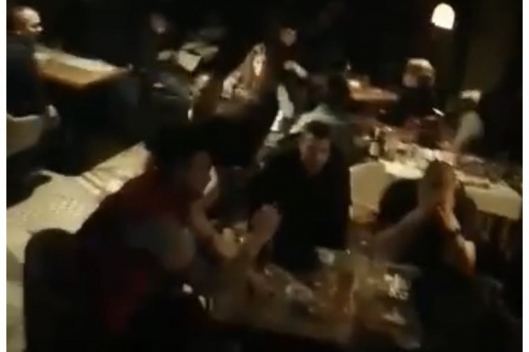 Policija upala na "korona žurku" u kafiću u Beogradu: Lomljava stakla i "ruke gore" (VIDEO, FOTO)