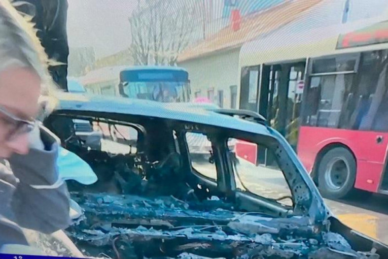 Drama u Zemunu: Sudarili se autobus GSP-a i automobil, pa potpuno izgoreli (FOTO)