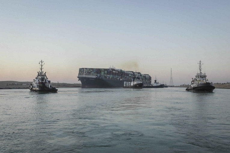 To je taj trenutak kad je sve otišlo "dođavola": Snimljeno kako se brod zaglavio u Sueckom kanalu (VIDEO)