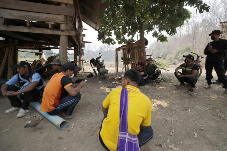 Vlasti ih vraćaju nazad: Hiljade ljudi beže iz Mjanmara u Tajland usled napada vojne hunte (FOTO)
