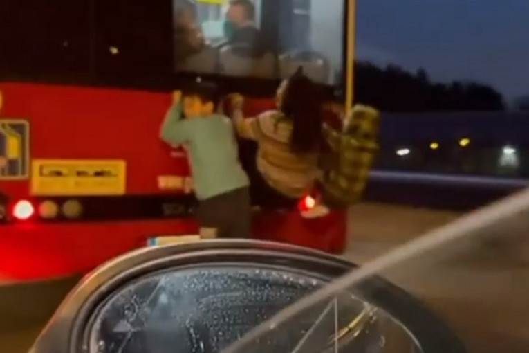Jeziv snimak iz Žarkova: Deca se voze prikačena za autobus (VIDEO)