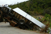 Težak udes u Inđiji: Sudarila se dva kamiona, jedno vozilo potpuno smrskano