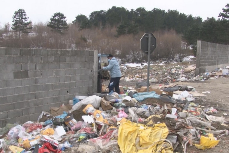 Ekološka bomba kod Sjenice: Meštani blokirali ulaz u deponiju, ne mogu da žive od smeća, smrada i pasa lutalica (FOTO)