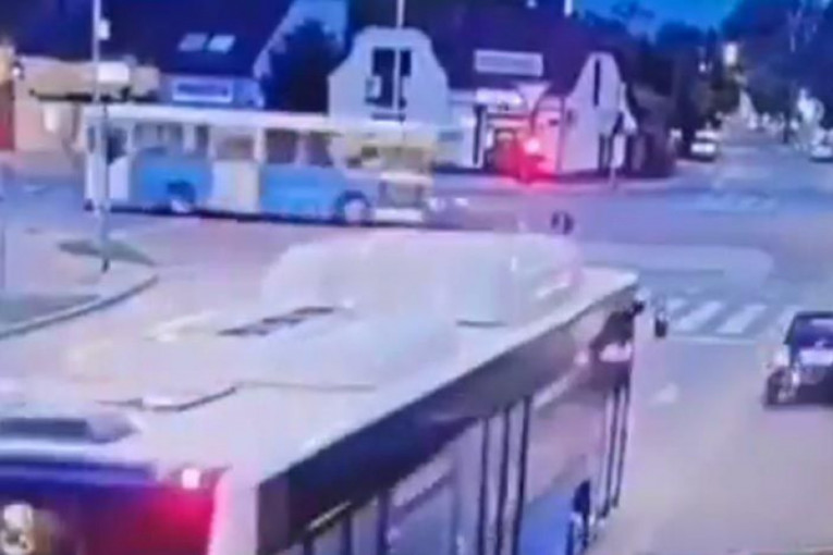 Nesreća izbegnuta "za dlaku" u Novom Sadu: Projurio kroz crveno, pa se zakucao u bankinu (VIDEO)