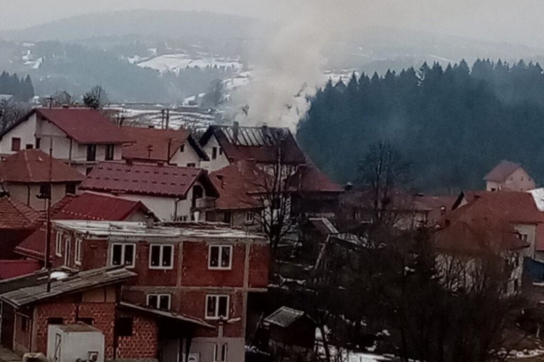 Požar u novovaroškom naselju Šanac: Goreo krov na porodičnoj kući
