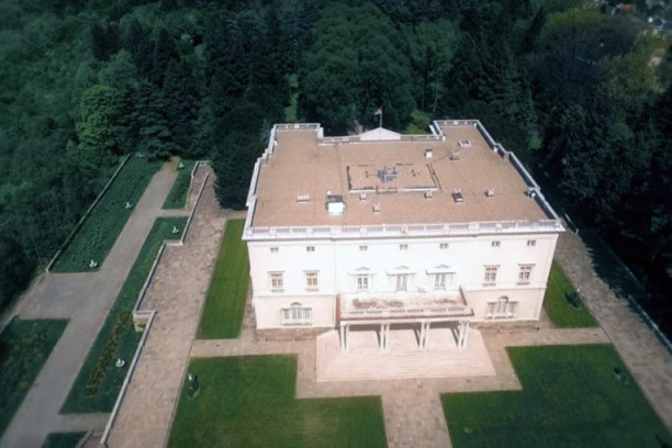 Bila je devojka budućeg generala Udbe, a onda se Tito zaljubio u nju! Ubrzo je umrla, a Jovanka je svaki dan morala da gleda njen grob!