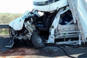 Strašna saobraćajna nesreća kod Inđije: Muškarci poginuli na mestu!