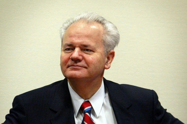 Milošević odbio da promeni identitet i nestane: Bivši predsednik se mirno obrijao pod svetlima agregata, uz pomoć kisele vode, i otišao u zatvor!