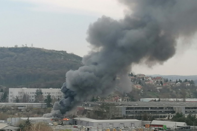 Lokalizovan veliki požar u Rakovici: Goreo magacin kod tržnog centra, vatrogasci još na terenu (FOTO+VIDEO)