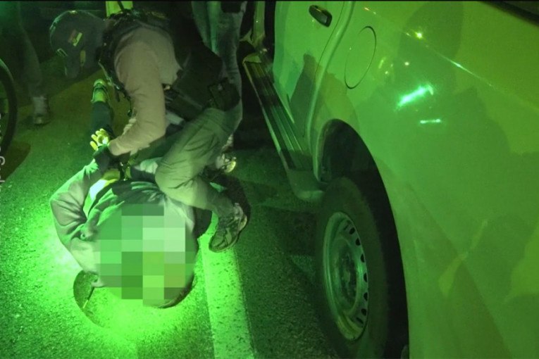 Pogledajte kako je uhapšen pljačkaš banke: Izvučen je iz kola, pa oboren na zemlju! (VIDEO)