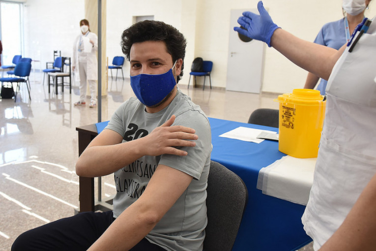 Abazović javno primio vakcinu "Astra Zeneke": Ako može 23 miliona Britanaca, mogu i građani Crne Gore