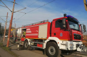 Izbio požar u Nišu: Vatrena stihija zahvatila krov kuće, vatrogasci na terenu