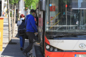 Prebijen vozač autobusa na liniji 56: Putnik pobesneo jer mu nije otvorio vrata!