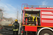 Požar u Borči: Veliki broj vatrogasaca lokalizovao je vatrenu stihiju