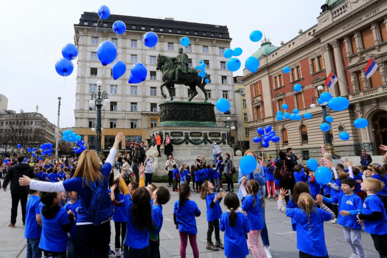 Plavim balonima obeležen Svetski dan autizma: "Prihvatite različitost, obogatite svoj život"