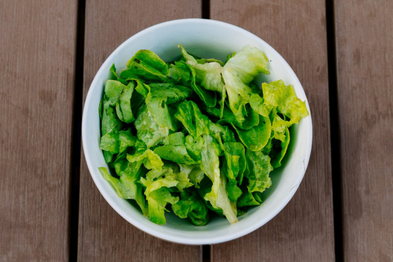 Zelena salata može ostati sveža i do mesec dana uz ovaj jednostavan trik (VIDEO)