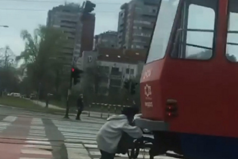 Još jedan jeziv snimak iz saobraćaja: Dečak se vozi zakačen za zadnji deo tramvaja (VIDEO)