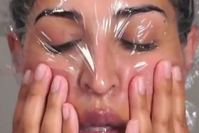 Najnoviji trend u nezi: Zamotajte lice u streč foliju, a peškir stavite u mikrotalasnu (VIDEO)