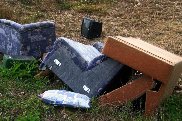 Građani, ostavite kabasti otpad ispred svojih dvorišta: "Čistoća" za vikend besplatno odnosi đubre