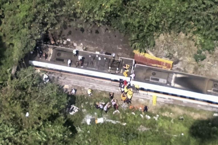 Voz sa 350 ljudi iskočio iz šina i udario u tunel, desetine mrtvih (FOTO, VIDEO)