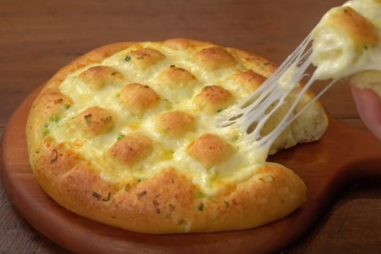 Recept dana: Domaći hleb sa sirom otvorio je apetit širom interneta, a uspeće i vama (VIDEO)