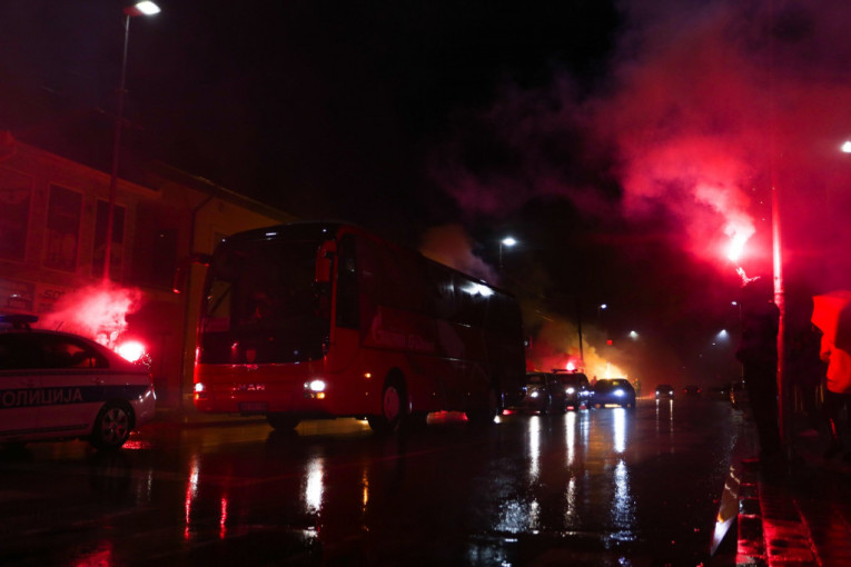 Podrška navijača: Fudbaleri Zvezde bakljadom ispraćeni iz Kruševca (VIDEO)