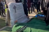 Bizarna scena na sahrani: Pokojnik "progovorio" iz grobnice i nasmejao ožalošćenu porodicu (VIDEO)