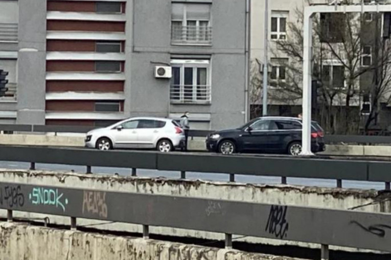 Prve fotografije sa mesta gde je Dragan Đilas imao udes: Zakucao se džipom u automobil, sa njim bio i Stefanović