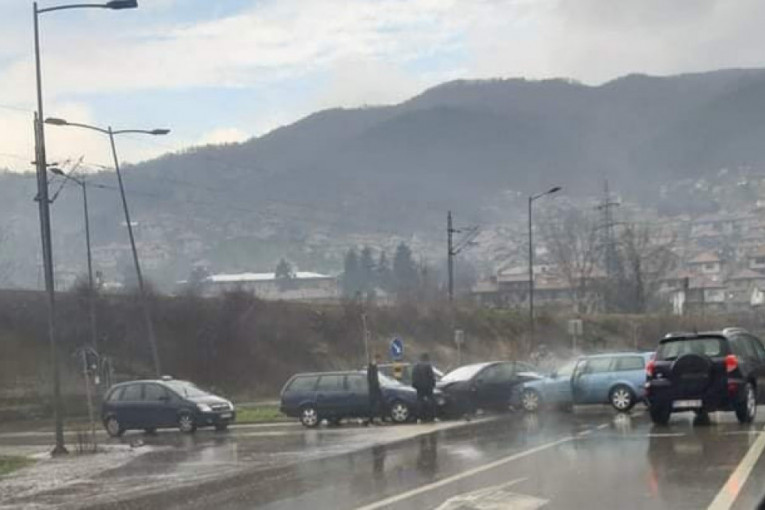 Karambol kod Prijepolja: Tri vozila se sudarila, nema teže povređenih