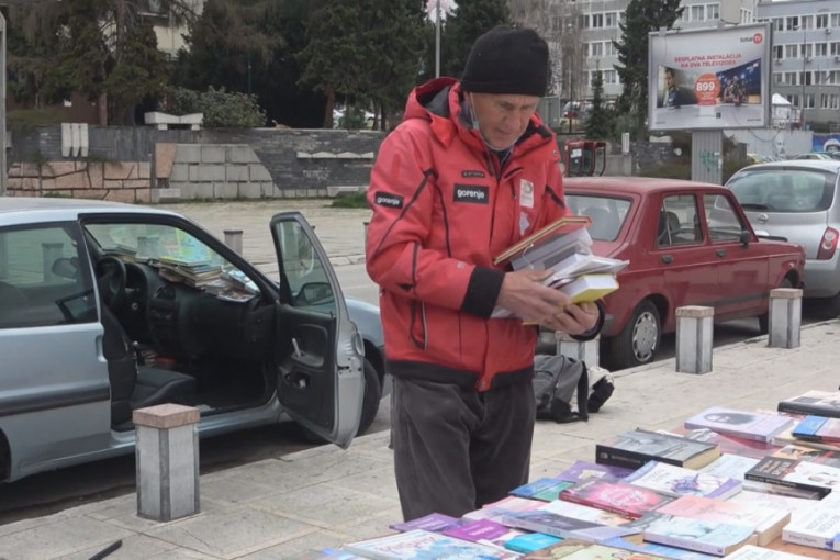 Veliko srce profesora književnosti iz Užica: Stanislav prodaje knjige iz lične biblioteke, deo prihoda daje u humanitarne svrhe (FOTO)