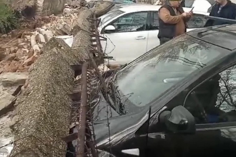 Stari zid u Zemunu - vruć krompir koji niko neće da uzme: Osam automobila uništeno, još uvek se ne zna ko snosi posledicu