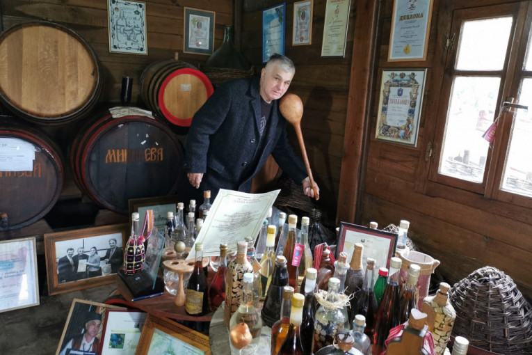 Cane iz Čačka otkriva zašto je srpska šljivovica bolja od viskija: U svom muzeju rakije "krije" i jednu iz Drugog svetskog rata (FOTO)