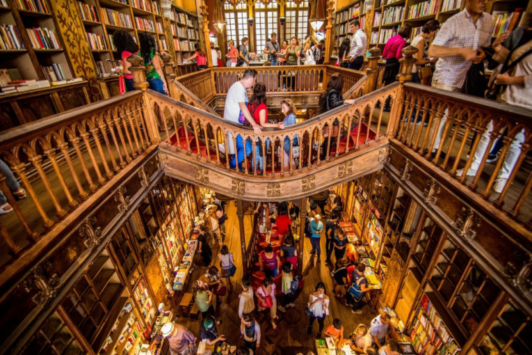 Putovanje po najlepšim svetskim knjižarama: U Veneciji su knjige smeštene u gondoli, a u Portu će vas očarati crveno stepenište prepuno knjiga