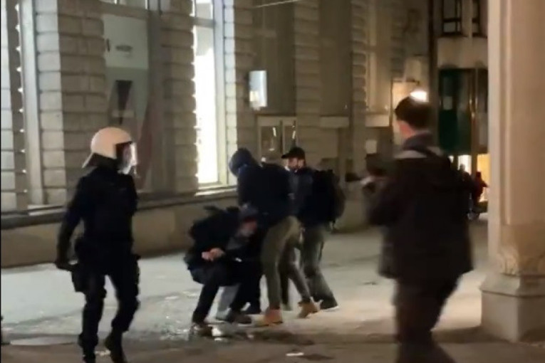 Švajcarci ustali protiv mera: Žestoki sukobi na ulicama, policija koristila gumene metke i suzavac (VIDEO)