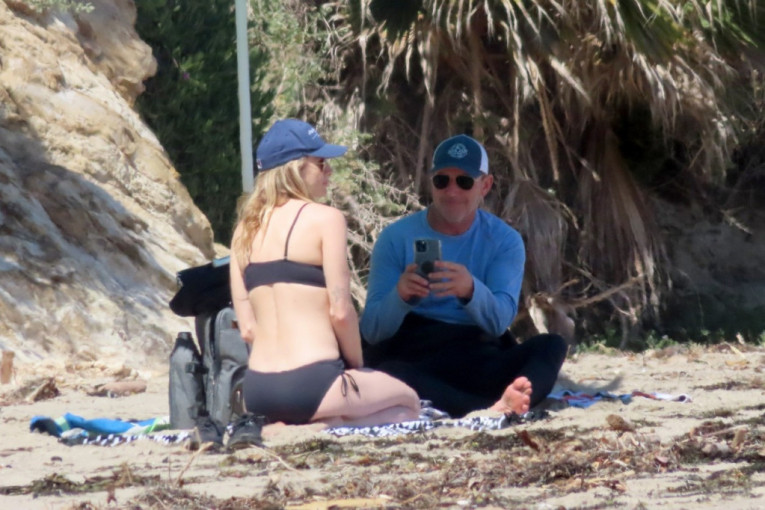 Klark Greg posle razvoda uhvaćen u društvu misteriozne plavuše! Satima su sedeli na plaži (FOTO)