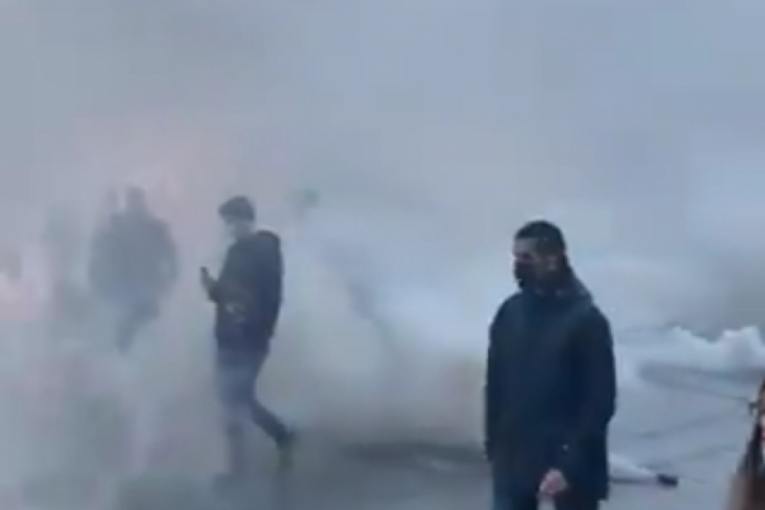 Podnete prekršajne prijave protiv tri lica: Bacali dimne bombe u Knez Mihailovoj ulici