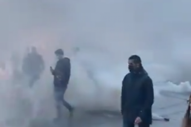 Panika u Knez Mihailovoj: Gust dim se širio ulicom i spuštao se ka Obilićevom vencu, ljudi bežali u prodavnice, intervenisala policija (VIDEO)
