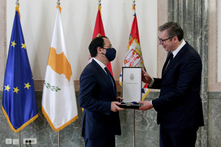 Vučić uručio orden šefu kiparske diplomatije Hristodulidisu