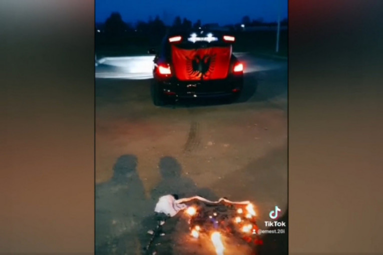 Skandal! Albanac usred Srbije podigao albansku zastavu, a zapalio srpsku trobojku (FOTO+VIDEO)